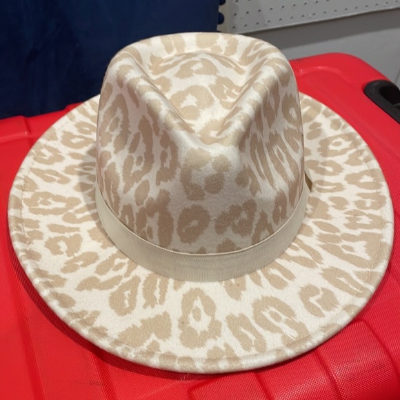 Women’s cream cheetah hat. Very stylish! Looks great on with any color! - Picture 2 of 4